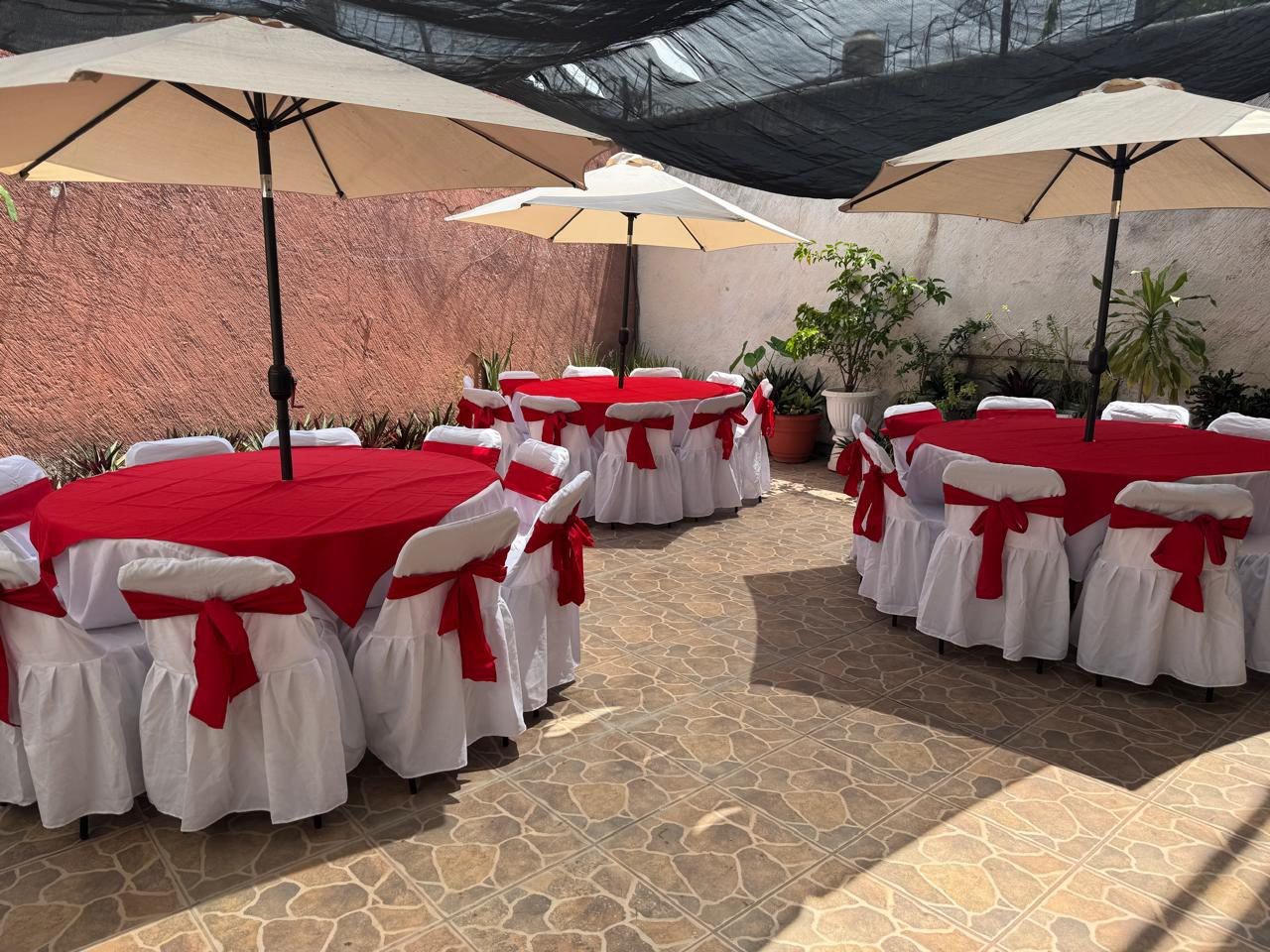 Terraza con sombrillas y manteles rojos
